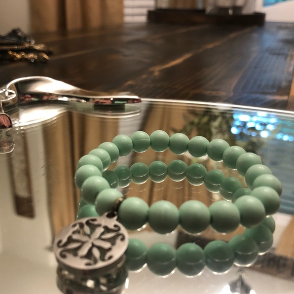 Rustic Cuff Pale Silver & Mint Green Catherine Bracelet w/Elastic Stretch - Picture 2 of 4